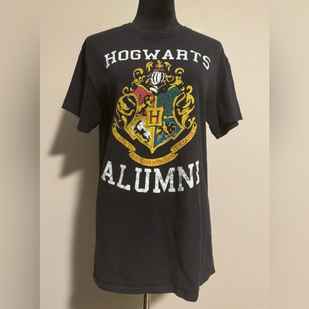 EUC Harry Potter Hogwarts Alumni black, white and gold graphic tee size medium